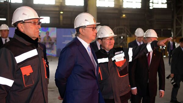 Президент Казахстана Касым-Жомарт Токаев посетил Актюбинский завод ферросплавов АО ТНК Казхром - Sputnik Казахстан