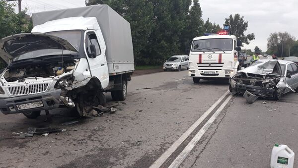Оба автомобиля с места происшествия увозили с помощью эвакуатора - Sputnik Казахстан