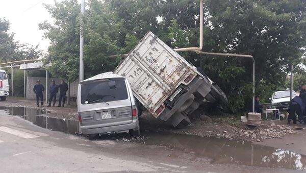 Микроавтобус и мини-грузовик столкнулись в мкр. Томирис - Sputnik Казахстан
