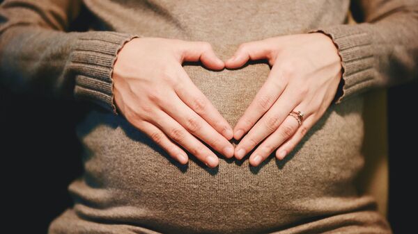 Беременная женщина сложила руки на животе - Sputnik Қазақстан