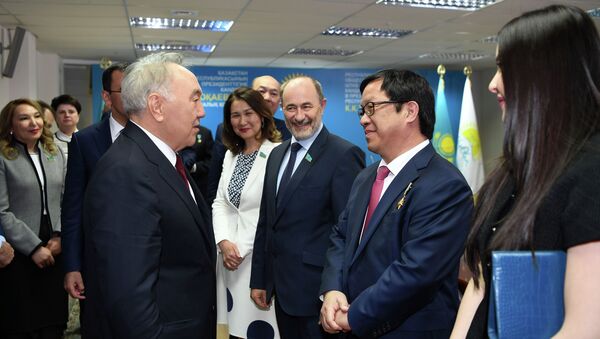 Нурсултан Назарбаев посетил предвыборный штаб партии Nur Otan - Sputnik Казахстан