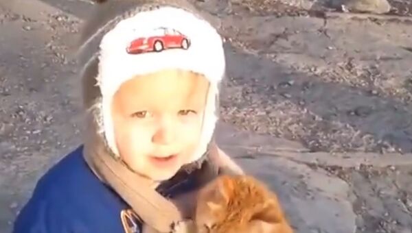 Мальчик с котенком - Sputnik Казахстан