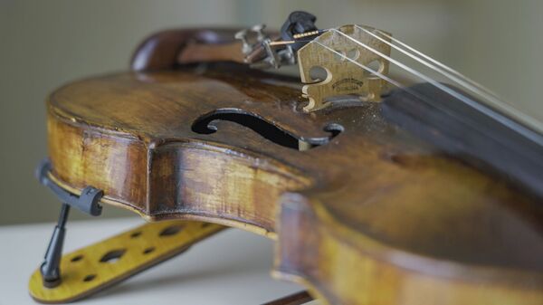 Как 300-летняя скрипка попала в руки казахстанскому музыканту - Sputnik Казахстан