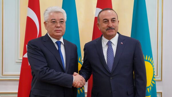 Министр иностранных дел Казахстана Бейбут Атамкулов (слева) и министр иностранных дел Турции Мевлют Чавушоглу   - Sputnik Казахстан