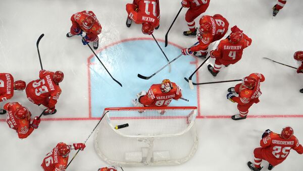 Игроки сборной России перед началом матча в матче группового этапа чемпионата мира по хоккею 2019 в Братиславе - Sputnik Казахстан