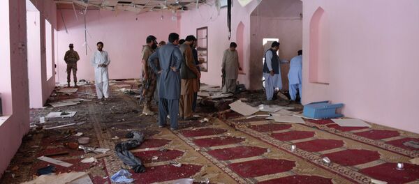 Официальные лица Пакистана осматривают мечеть после взрыва бомбы в Кветте, Пакистан, в пятницу, 24 мая 2019 года Официальные лица Пакистана осматривают мечеть после взрыва бомбы в Кветте, Пакистан, в пятницу, 24 мая 2019 года - Sputnik Казахстан