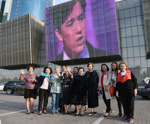 Фанаты певца Димаша Кудайбергена у здания КазМедиаЦентра - Sputnik Казахстан