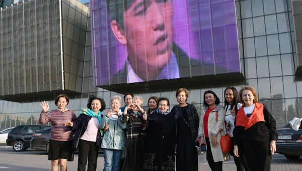 Фанаты певца Димаша Кудайбергена у здания КазМедиаЦентра - Sputnik Казахстан