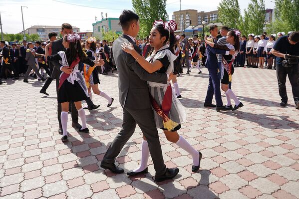 Последний звонок в столичной средней школе №58 - Sputnik Казахстан