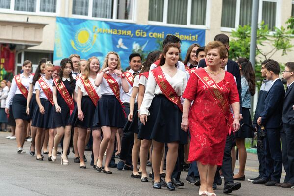 Последний звонок 11-классников в алматинской школе-гимназии №27 - Sputnik Казахстан