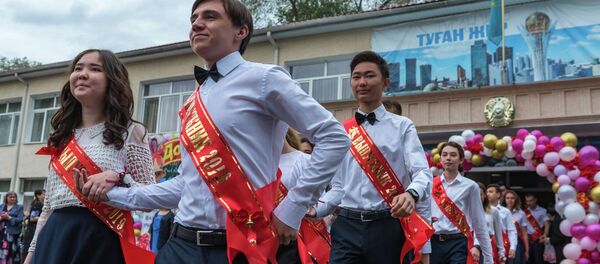 Последний звонок 11-классников в алматинской школе-гимназии №27 - Sputnik Казахстан