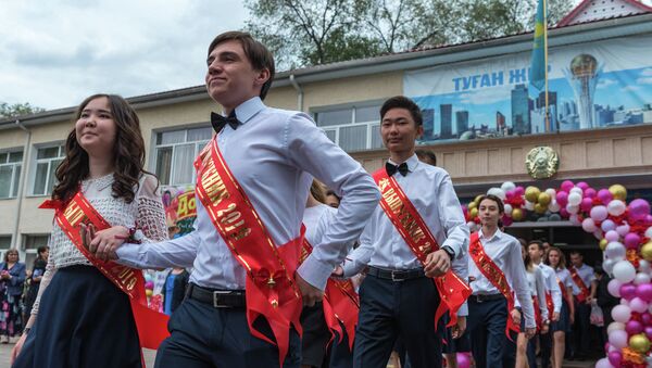 Последний звонок 11-классников в алматинской школе-гимназии №27 - Sputnik Казахстан
