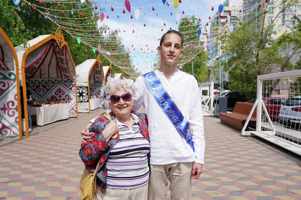 Радостно и тревожно: столичные выпускники делятся планами на будущее Радостно и тревожно: столичные выпускники делятся планами на будущее - Sputnik Казахстан