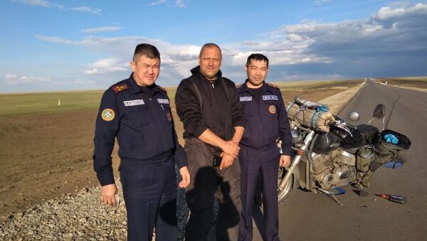 Спасатели СКО помогли байкеру из Венгрии Яношу Гаражски  - Sputnik Казахстан