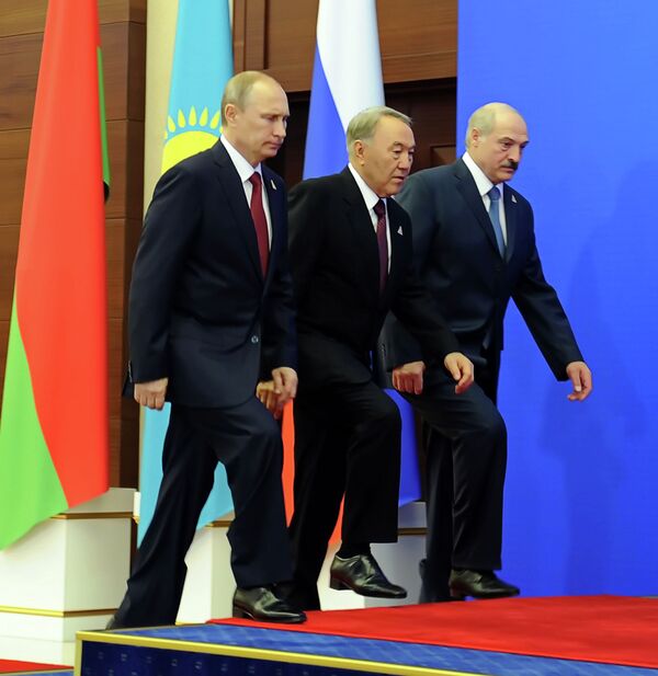 (Слева направо) Президент России Владимир Путин, президент Казахстана Нурсултан Назарбаев и президент Беларуси Александр Лукашенко прибыли на встречу в Астану 29 мая 2014 года. - Sputnik Казахстан