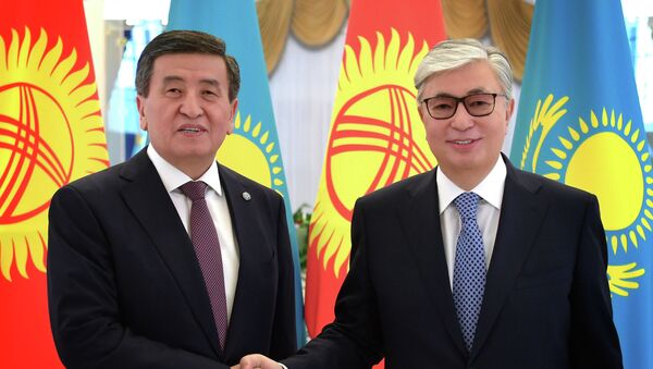Глава государства Касым-Жомарт Токаев (справа) встретился с президентом Кыргызской Республики Сооронбаем Жээнбековым - Sputnik Казахстан