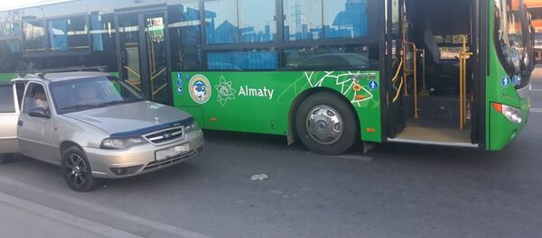 Мужчину зажало между автобусом и автомобилем - Sputnik Казахстан