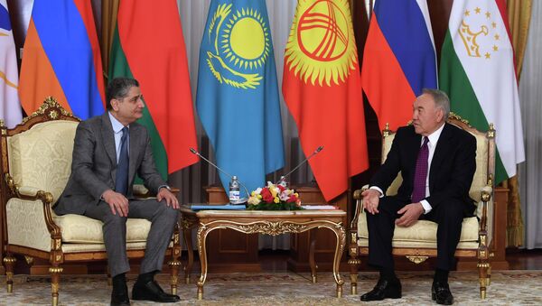Первый президент Казахстана Нурсултан Назарбаев и председатель коллегии Евразийской экономической комиссии Тигран Саркисян - Sputnik Казахстан