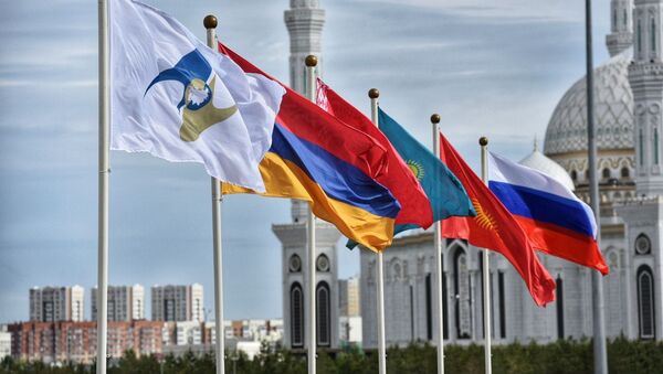 Флаги стран-участниц у Дворца Независимости перед началом юбилейного саммита ЕАЭС - Sputnik Қазақстан