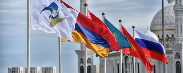 Флаги стран-участниц у Дворца Независимости перед началом юбилейного саммита ЕАЭС - Sputnik Казахстан