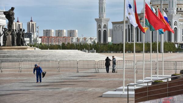 Территория дворца Независимости и вся площадь Қазақ елі, включая здание университета искусств находится в оцеплении сотрудников службы безопасности - Sputnik Казахстан