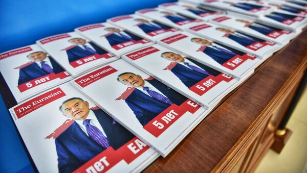 Информационные буклеты с изображением Нурсултана Назарбаева во Дворце Независимости перед открытием юбилейного саммита ЕАЭС - Sputnik Казахстан