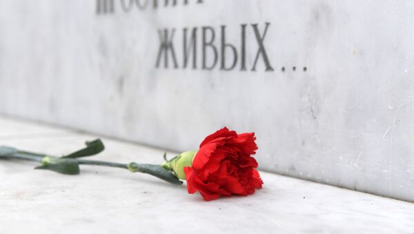 Гвоздика у мемориала памяти жертв политических репрессий, архивное фото - Sputnik Қазақстан