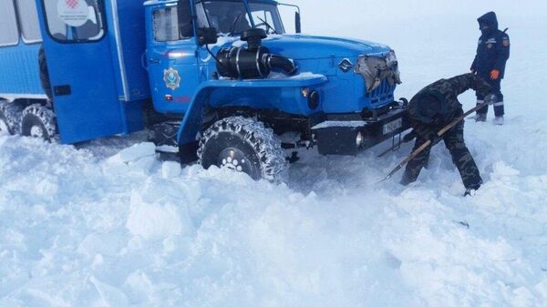 Автомобиль казахстанских спасателей на заснеженной трассе - Sputnik Казахстан