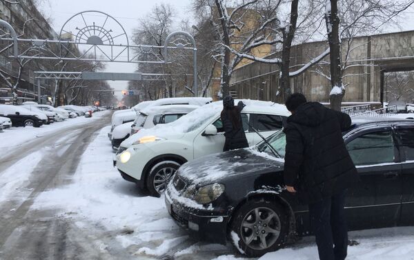 Алматы накрыло снегом - Sputnik Казахстан