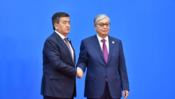 Президент Казахстана Касым-Жомарт Токаев поприветствовал главу Кыргызстана Сооронбая Жээнбекова перед заседанием ВЕЭС  - Sputnik Казахстан