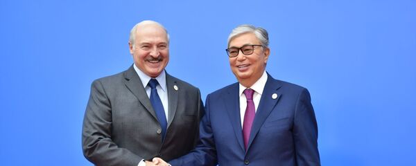  Президент Казахстана Касым-Жомарт Токаев поприветствовал главу Беларуси Александра Лукашенко перед заседанием ВЕЭС - Sputnik Казахстан