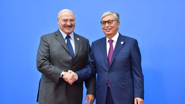  Президент Казахстана Касым-Жомарт Токаев поприветствовал главу Беларуси Александра Лукашенко перед заседанием ВЕЭС - Sputnik Қазақстан