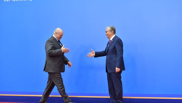  Президент Казахстана Касым-Жомарт Токаев поприветствовал главу Беларуси Александра Лукашенко перед заседанием ВЕЭС - Sputnik Казахстан
