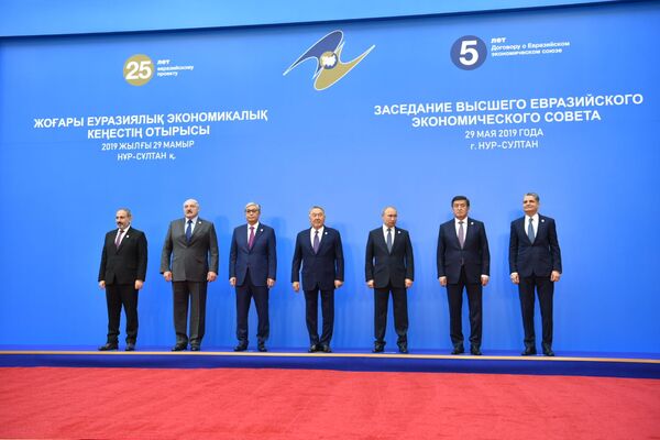 Главы ЕАЭС и Первый президент Казахстана - Елбасы Нурсултан Назарбаев фотографируются перед заседанием ВЕЭС - Sputnik Казахстан