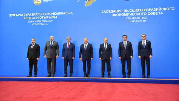 Главы ЕАЭС и Первый президент Казахстана - Елбасы Нурсултан Назарбаев фотографируются перед заседанием ВЕЭС - Sputnik Казахстан