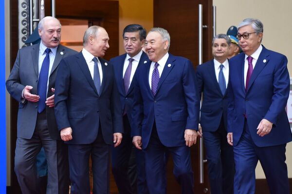 Главы ЕАЭС и Первый президент Казахстана - Елбасы Нурсултан Назарбаев перед заседанием ВЕЭС - Sputnik Казахстан