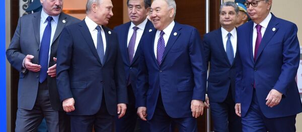 Главы ЕАЭС и Первый президент Казахстана - Елбасы Нурсултан Назарбаев перед заседанием ВЕЭС - Sputnik Казахстан