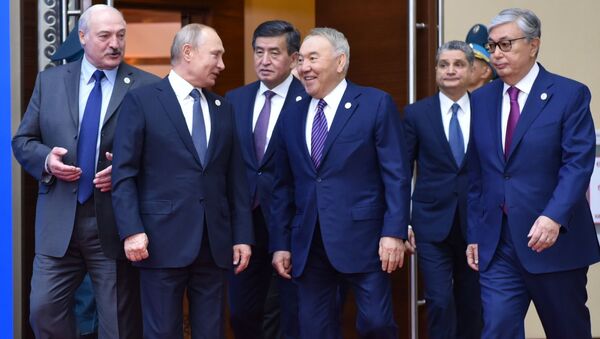 Главы ЕАЭС и Первый президент Казахстана - Елбасы Нурсултан Назарбаев перед заседанием ВЕЭС - Sputnik Казахстан