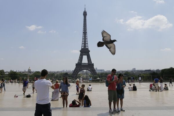 Туристы возле Эйфелевой башни  Париже - Sputnik Казахстан