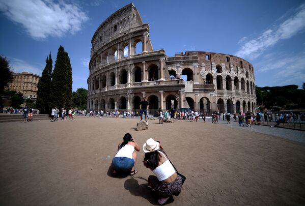 Туристы делают фотографии Колизея в Риме - Sputnik Казахстан