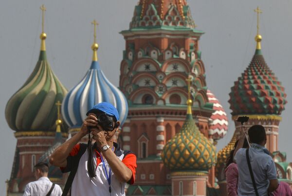Турист фотографирует на Красной площади в Москве - Sputnik Казахстан