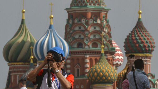 Турист фотографирует на Красной площади в Москве - Sputnik Казахстан