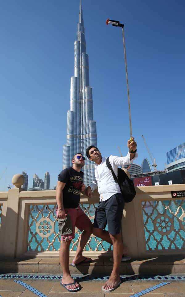 Туристы из Азербайджана фотографируются на фоне небоскреба Бурдж-Халифа в Дубае - Sputnik Казахстан