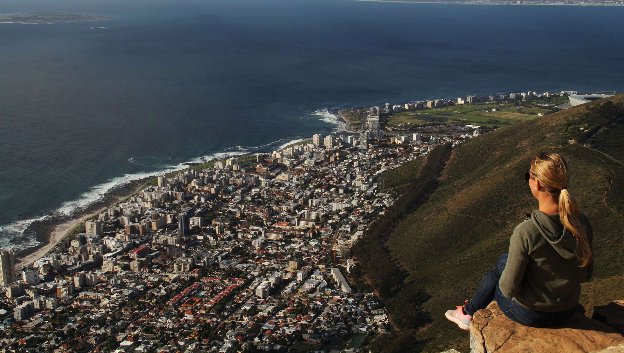 Мне сверху видно все. Гора львиная голова в Кейптауне. Лайонс хед Кейптаун. Кейптаун смотровая площадка. Кейптаун вид с горы на город.