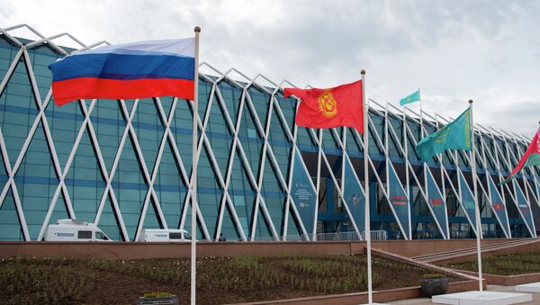 Флаги стран-участниц у Дворца Независимости перед началом юбилейного саммита ЕАЭС - Sputnik Казахстан