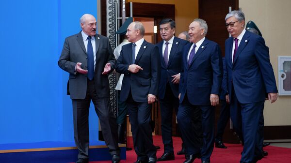 Главы ЕАЭС и первый президент Казахстана - Елбасы Нурсултан Назарбаев перед заседанием ВЕЭС - Sputnik Қазақстан