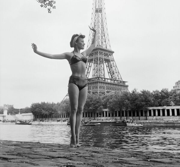 Женщина в купальнике позирует перед Эйфелевой башней,1949 год - Sputnik Казахстан