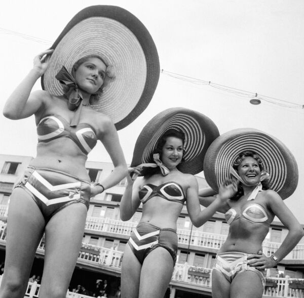 Девушки демонстрируют модели купальников в Париже, 1951 год - Sputnik Казахстан