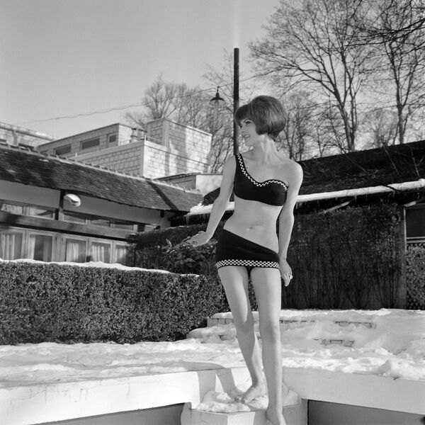 Девушка позирует в купальнике Монте-Карло, 1963 год - Sputnik Казахстан