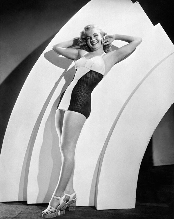 Американская актриса Мэрилин Монро рекламирует купальник, 1947 год - Sputnik Казахстан